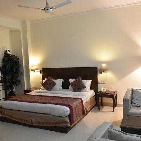 Hotel Lohias Delhi Airport Нью-Дели Экстерьер фото