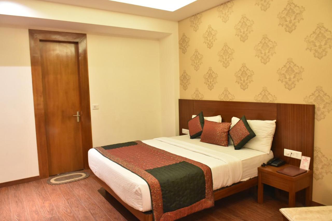 Hotel Lohias Delhi Airport Нью-Дели Экстерьер фото