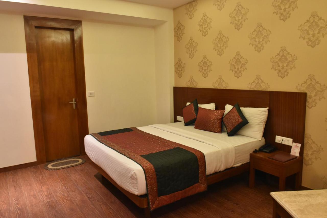 Hotel Lohias Delhi Airport Нью-Дели Экстерьер фото
