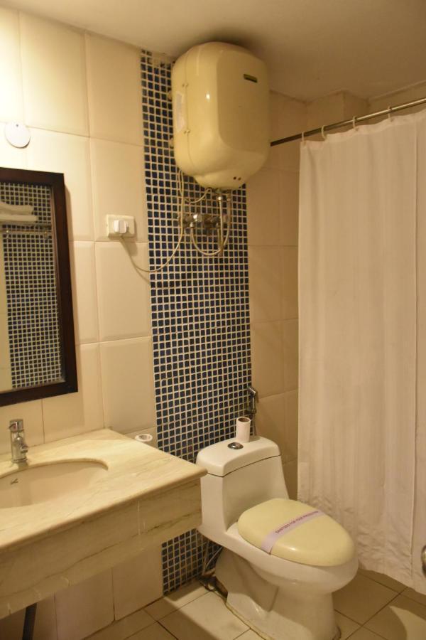 Hotel Lohias Delhi Airport Нью-Дели Экстерьер фото