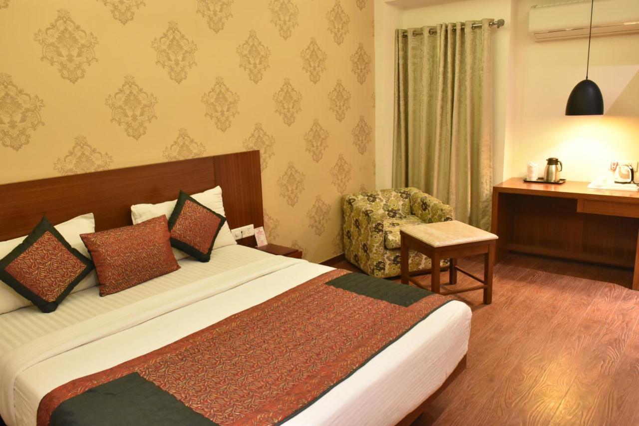 Hotel Lohias Delhi Airport Нью-Дели Экстерьер фото