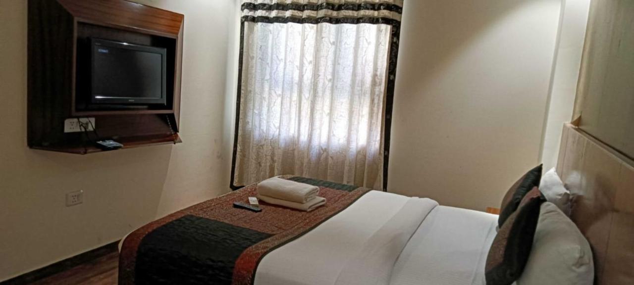 Hotel Lohias Delhi Airport Нью-Дели Экстерьер фото